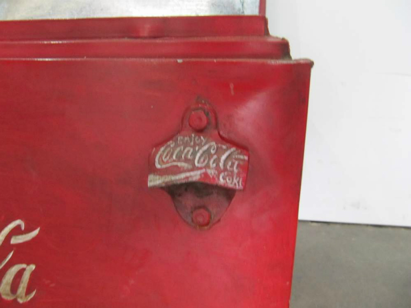 Coca cola koelbox in ijzer, Duitsland industrie brocante vintage en teakhouten meubels Coca cola koelbox in ijzer, Duitsland industrie brocante vintage en teakhouten meubels